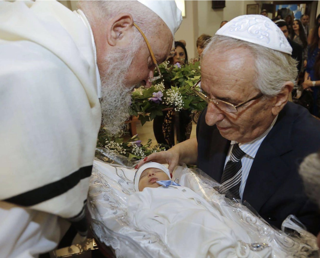 mohel avec un bébé et le rabbin